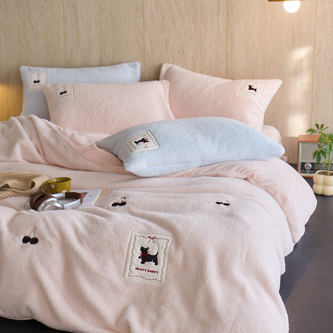 Plüsch Bestickter Fleece Bettbezug Set mit Applikation Welpen & Kirsch Patches