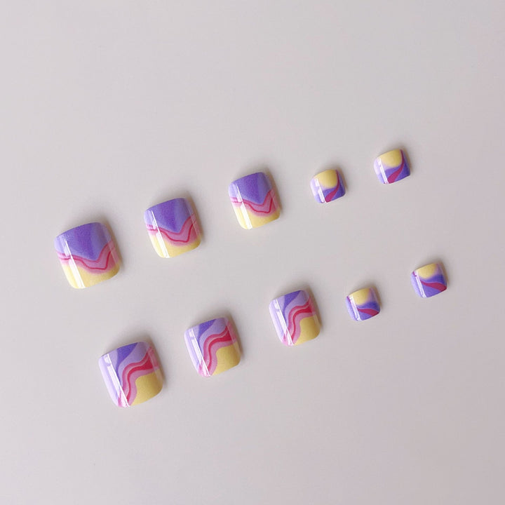 Kunstnagelset mit buntem Wellenmuster Karnz