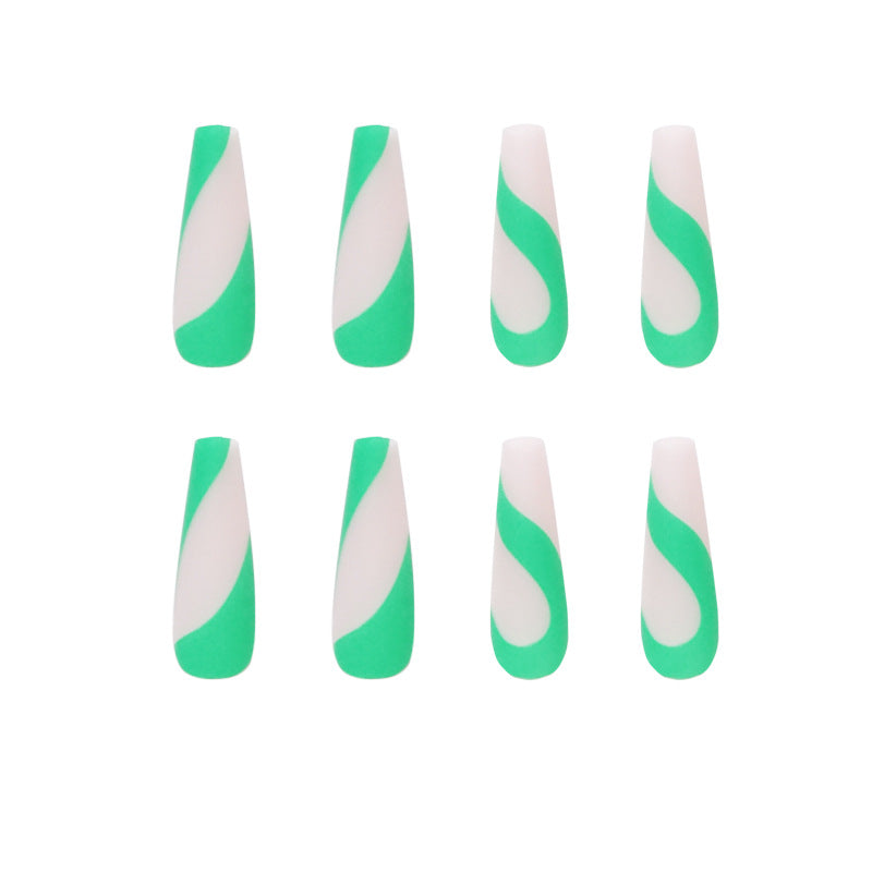 Kunstvolle Nailart mit modernem French-Tip und bunten Akzenten Karnz