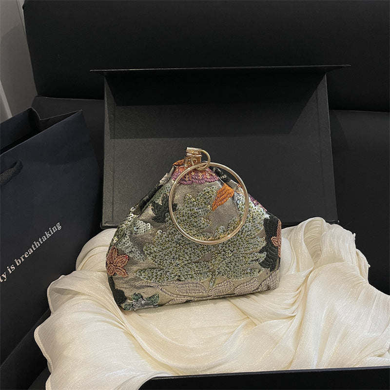 Elegante gestickte Clutch