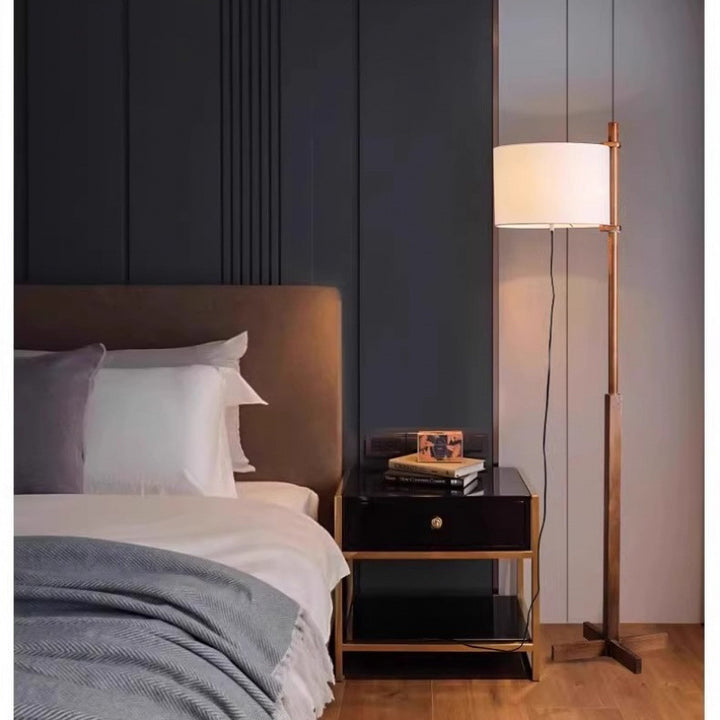 Moderne Stehlampe mit verstellbarem Schirm