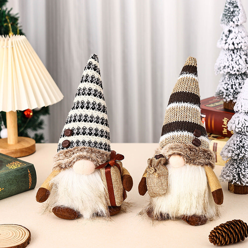 Dekorativer Weihnachtsgnom mit Geschenkpäckchen Karnz