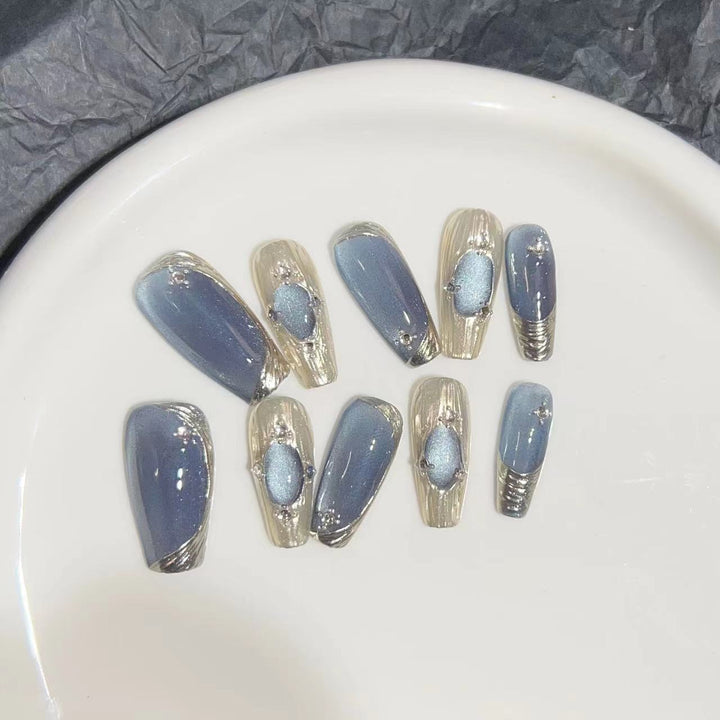 Elegantes Press-On Nail Set mit künstlerischem Metallic-Design Karnz