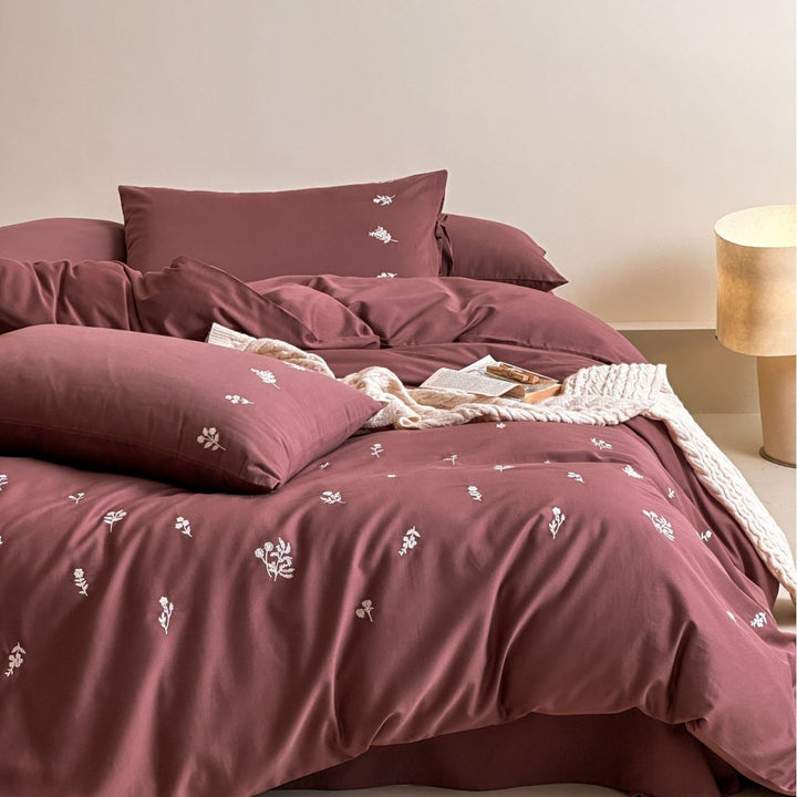 Bettwäsche-Garnitur aus extraweichem Baumwollsatin mit zarter Wildblumen-Stickerei und Schleifen-Kissen