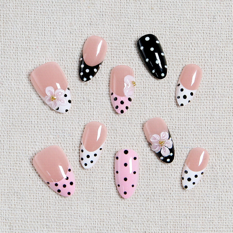 Kunstnagelset mit blumigen Akzenten und eleganten Punkten Karnz