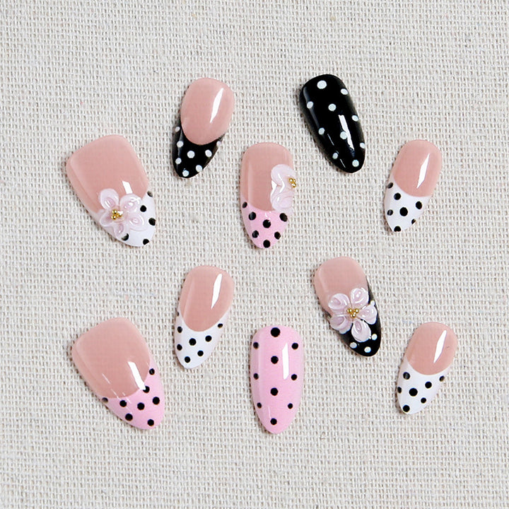 Kunstnagelset mit blumigen Akzenten und eleganten Punkten Karnz