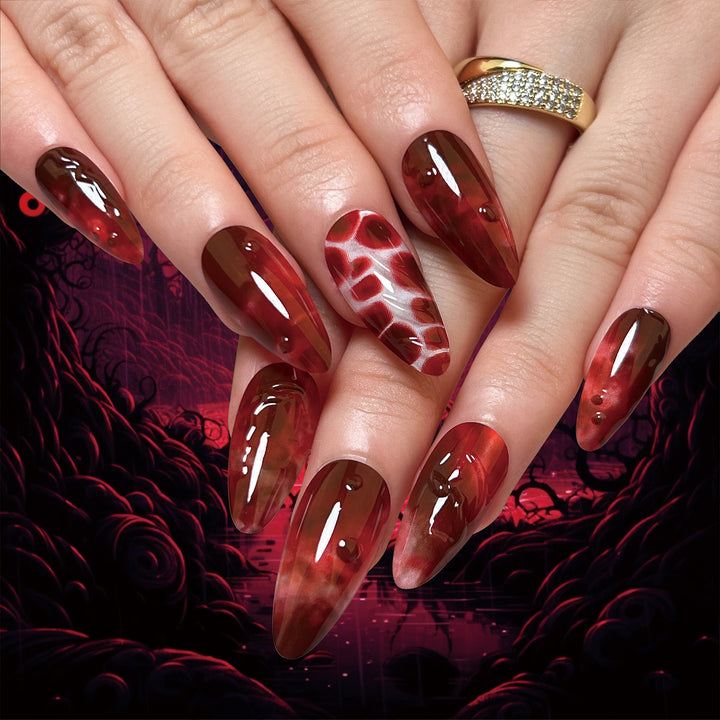 Kreative Stiletto-Nagelkunst mit blutroten Akzenten Karnz