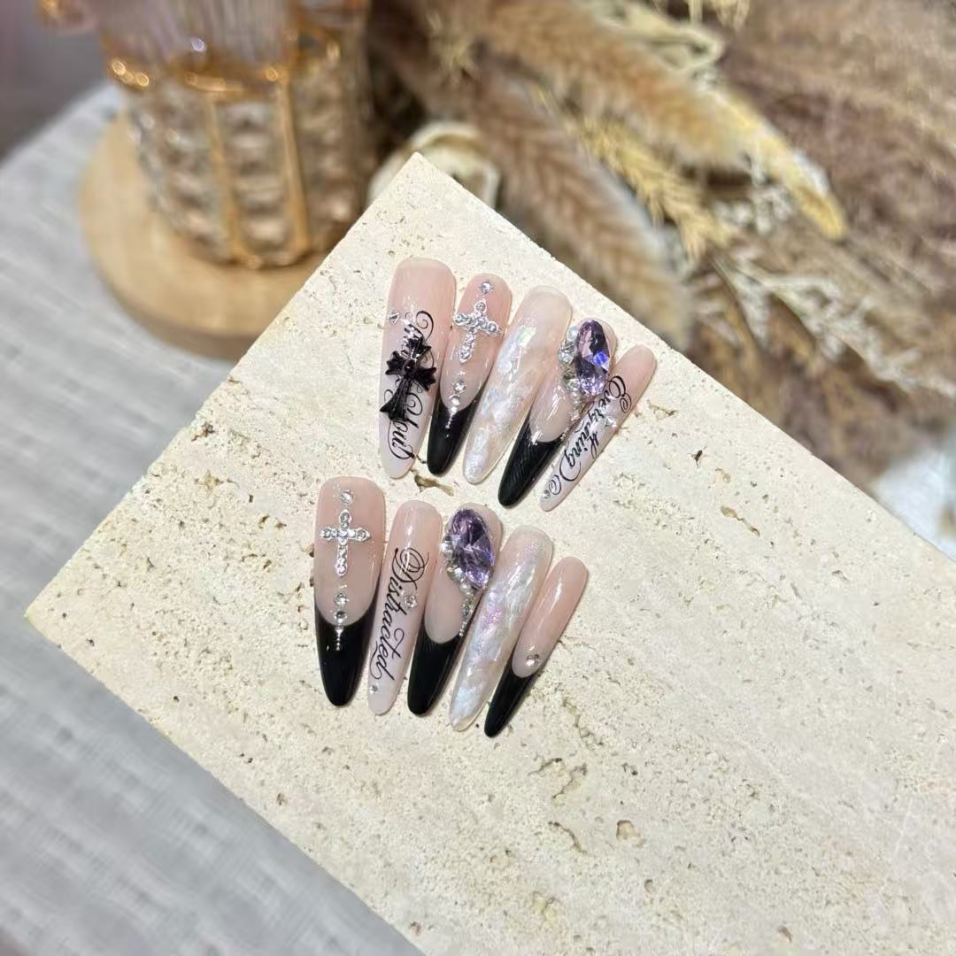 Dekorative Stiletto Press-On Nägel mit Edelstein Akzenten