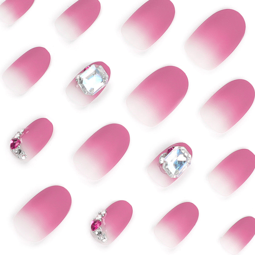Kreative Nagelkunst mit edlen Strass-Akzenten Karnz