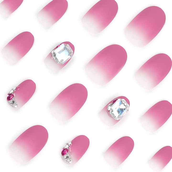 Kreative Nagelkunst mit edlen Strass-Akzenten Karnz