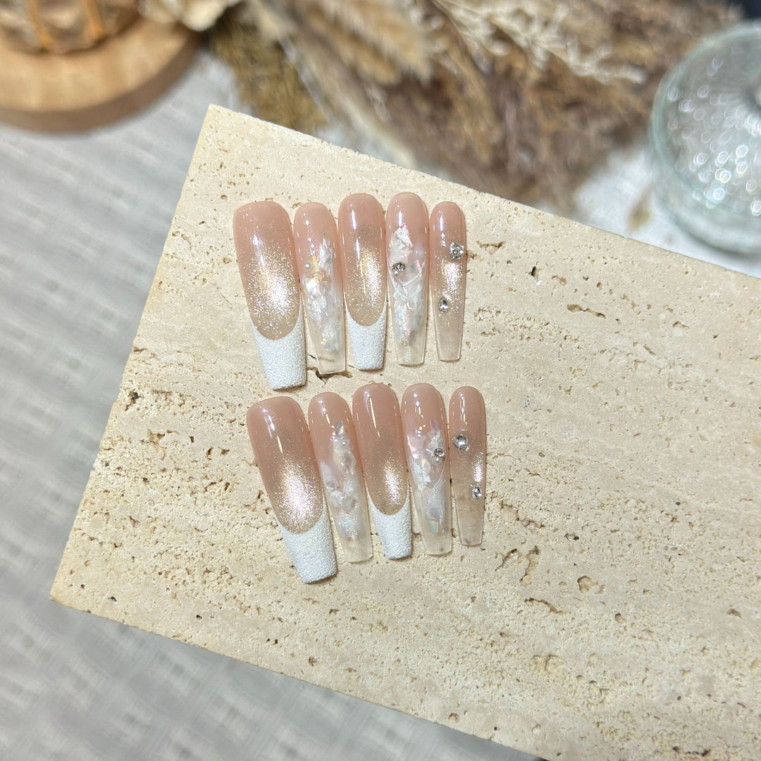 Elegantes Press-On-Nail-Set mit floralen und Edelsteinakzenten Karnz