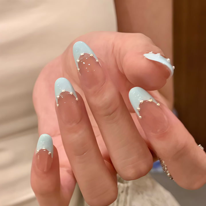 Künstlerisches French Tip Nageldesign mit Glitterakzenten Karnz