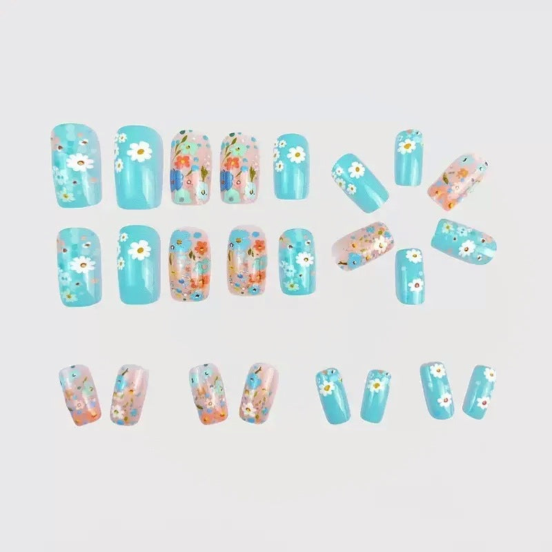 Kunstnagelset mit floralen 3D-Akzenten Karnz