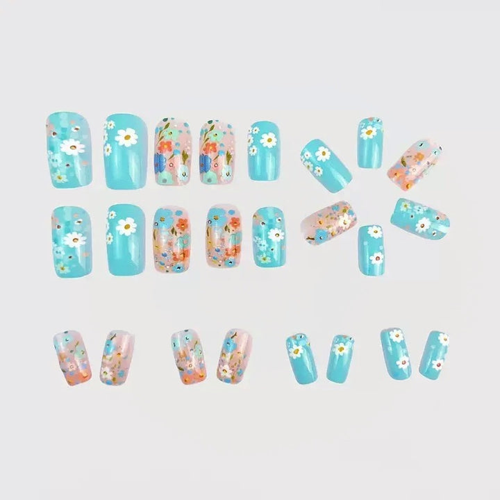 Kunstnagelset mit floralen 3D-Akzenten Karnz