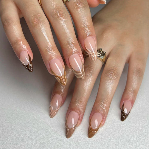 Kunstvolle Stiletto-Nägel mit elegantem Farbverlauf und Glitzerakzenten Karnz