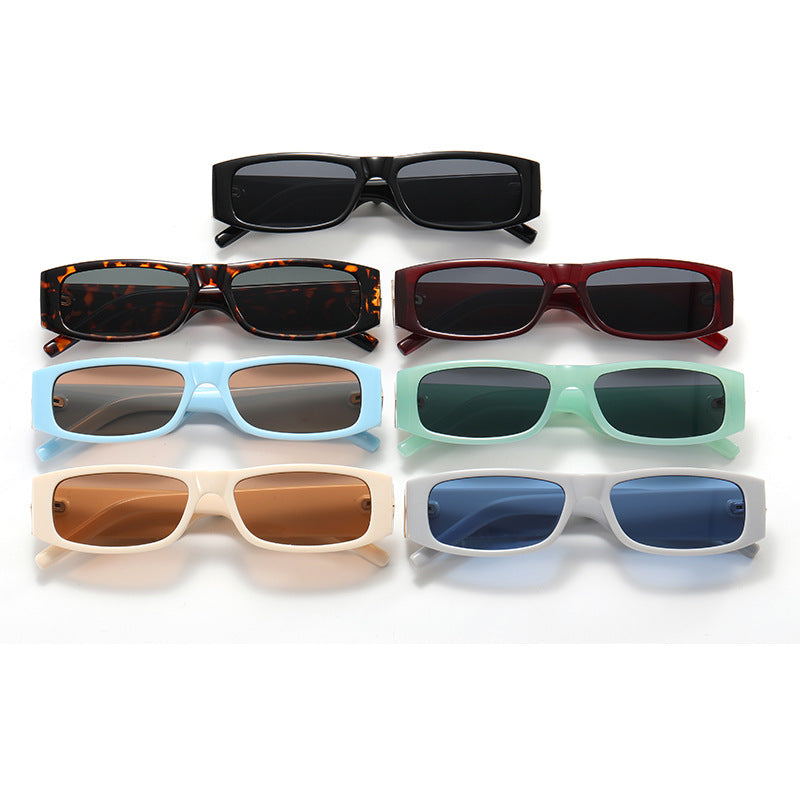 Damen modische rechteckige Sonnenbrille mit stilvollem Metallapplikation Karnz