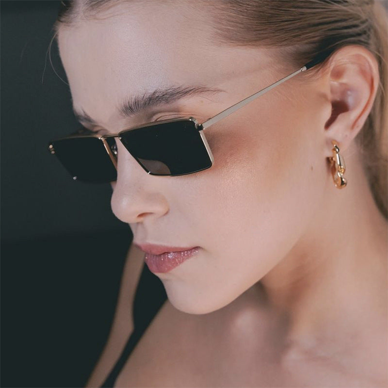 Damen quadratische Sonnenbrille mit metallischem Rahmen und komfortablem Nasenpolster Karnz