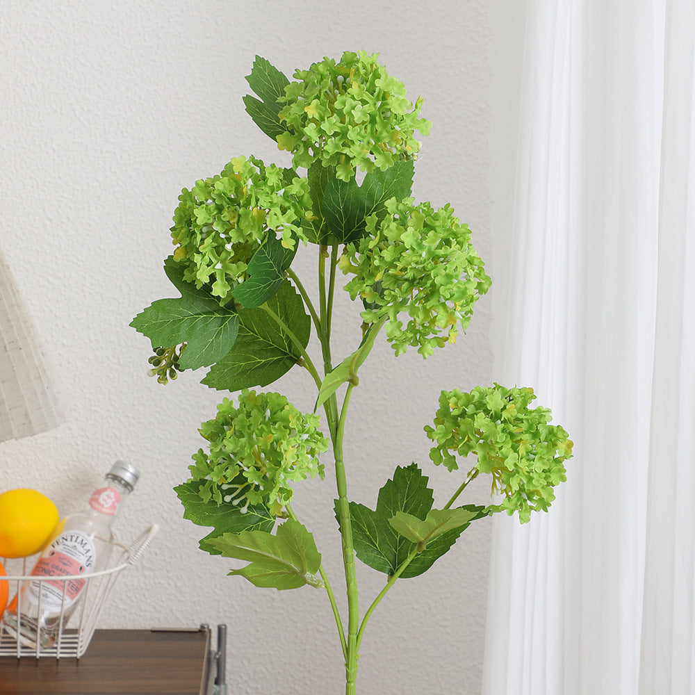 Künstlicher Hydrangeazweig mit lebhaften Blüten und detailreichen Blättern Karnz