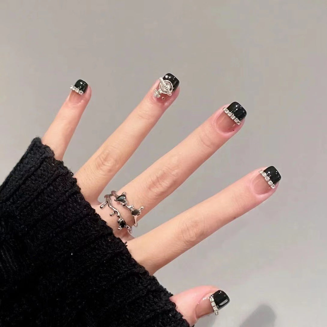 Glamouröse Nagelkunst mit Strass-Verzierungen Karnz
