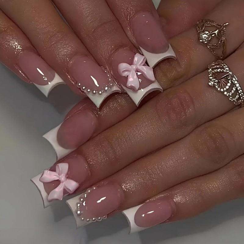 Kunstnagelset mit romantischen Schleifen und eleganten Akzenten Karnz