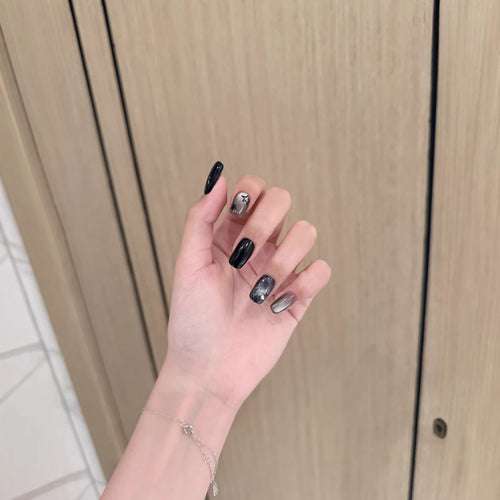 Künstlerisches Press-On-Nageldesign mit metallischen Akzenten
