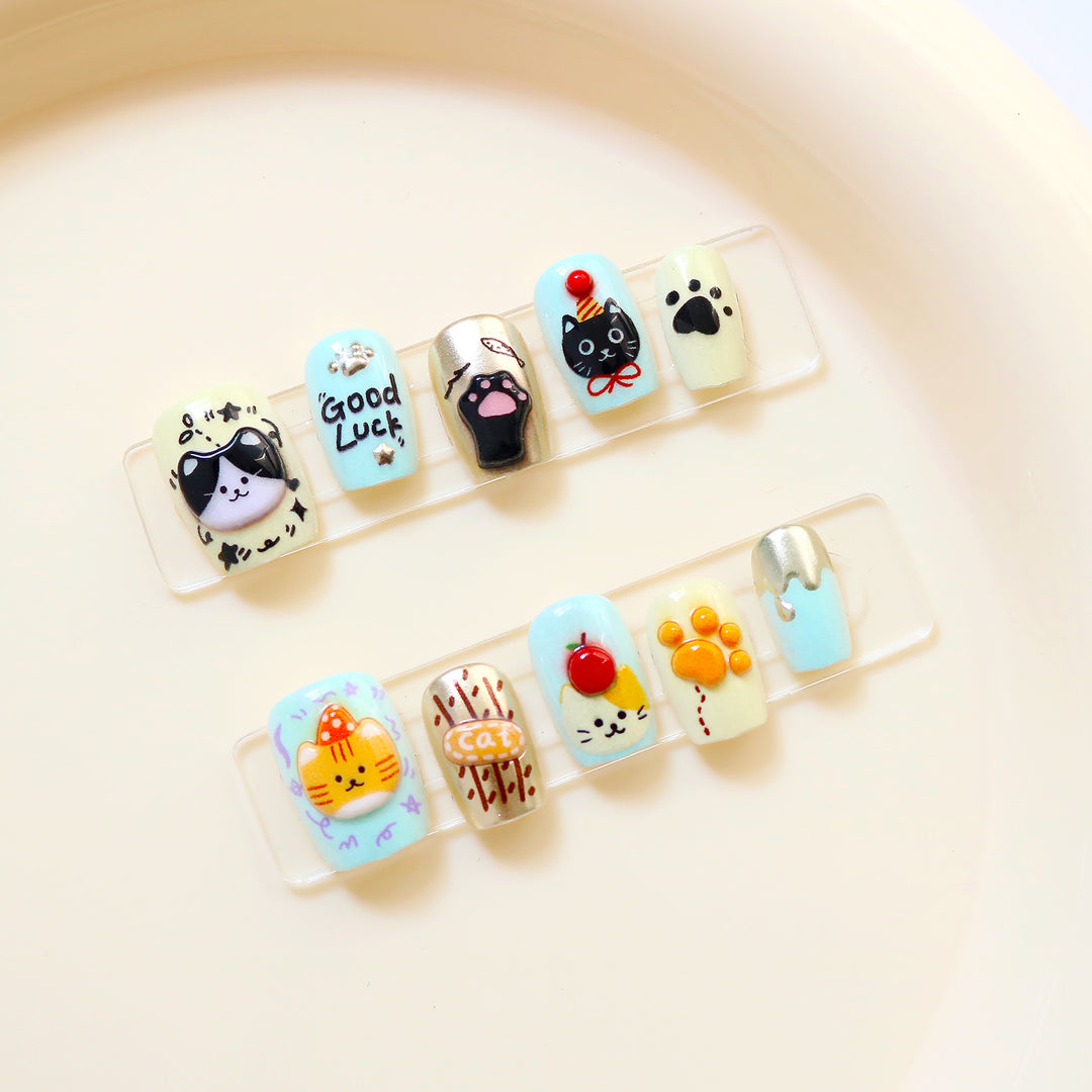 Verspielt tierisches Press-On Nagelkunst
