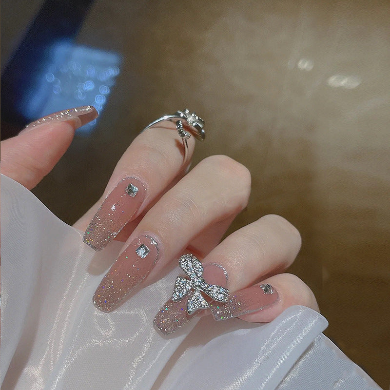 Kunstnagelset mit funkelnden Glitzer- und holografischen Akzenten Karnz