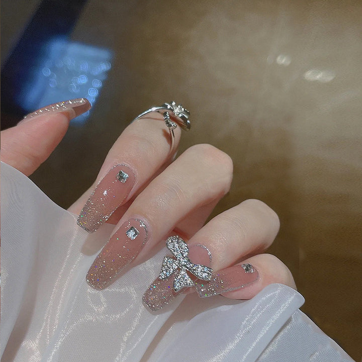 Kunstnagelset mit funkelnden Glitzer- und holografischen Akzenten Karnz