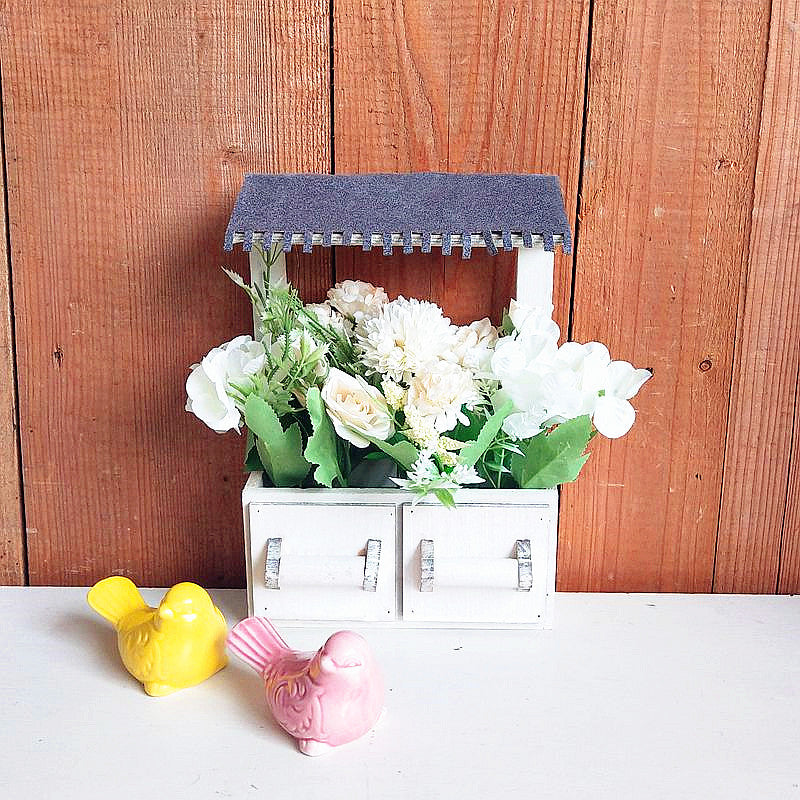 Dekorativer Blumentopf mit Dach