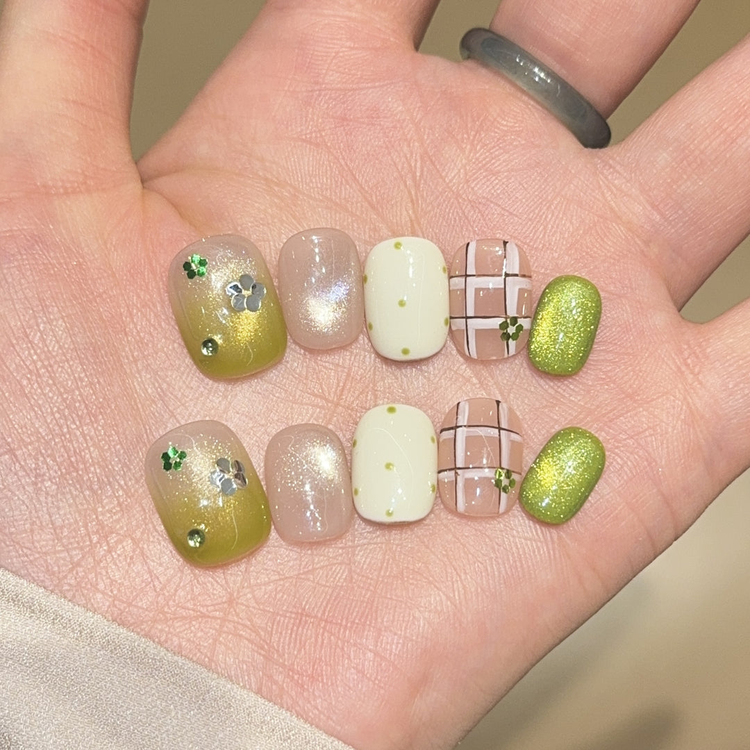Kreative Kunstnagelspitzen mit Floralen Akzenten Karnz