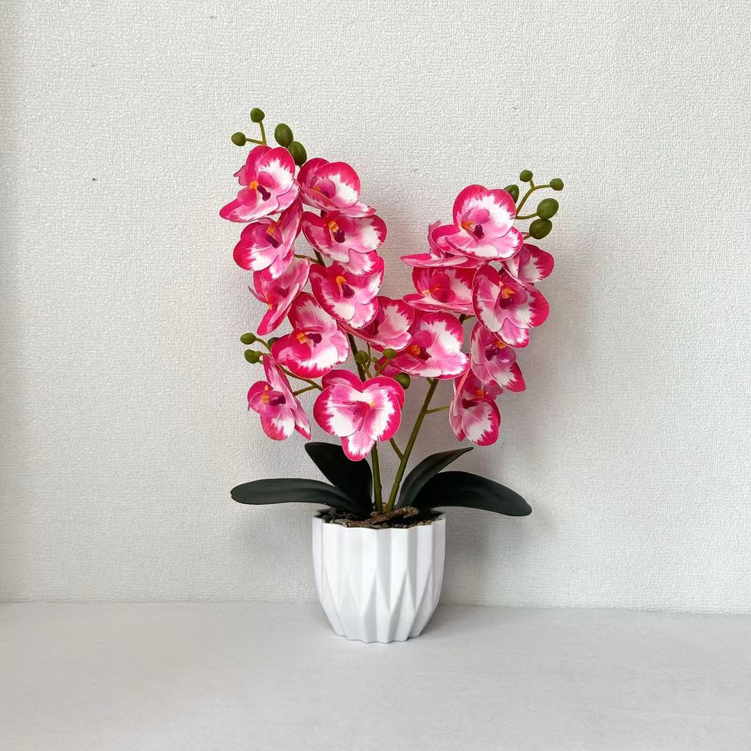 Dekoratives künstliches Orchideenarrangement für die Innendekoration zu Hause