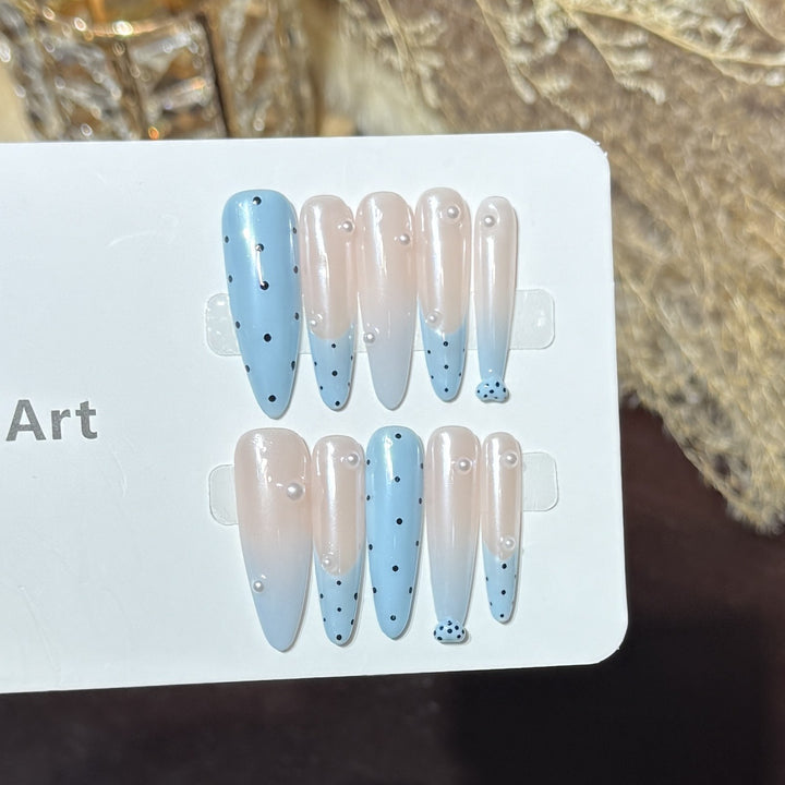 Dekorative Press-On Nagelset mit einzigartigem Punktdesign Karnz
