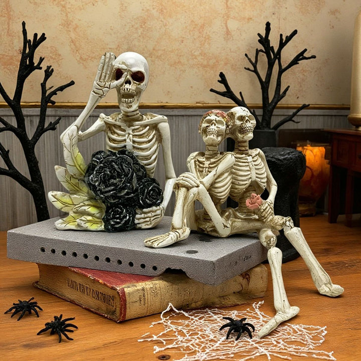 Stilvolle Skelettfigur mit Zylinder und schwarzer Rose Karnz