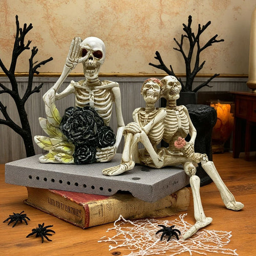 Stilvolle Skelettfigur mit Zylinder und schwarzer Rose Karnz