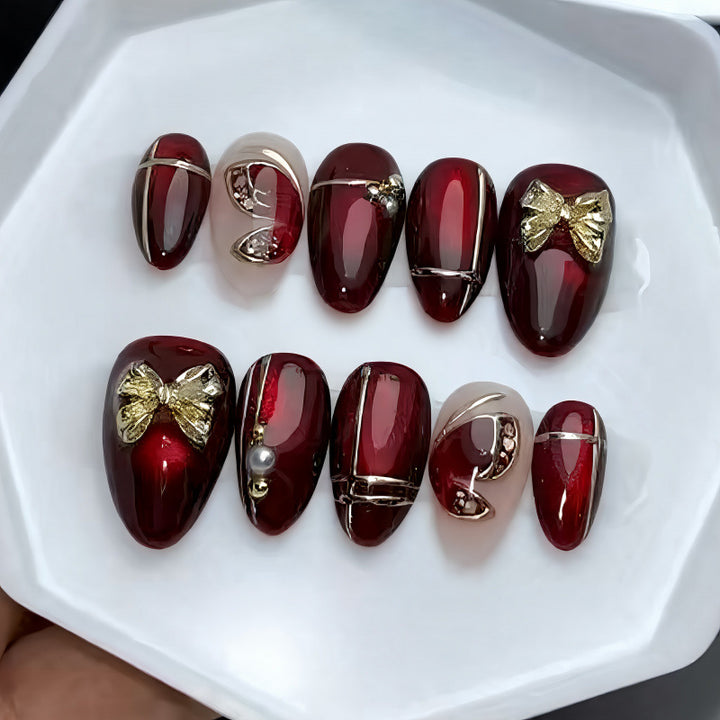 Elegantes Press-On Nagelkunst-Set mit goldenen Akzenten