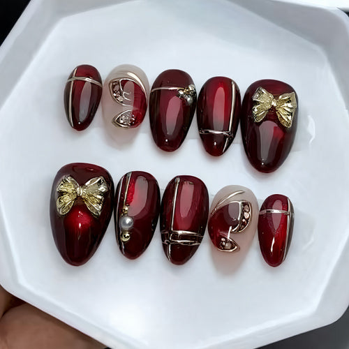 Elegantes Press-On Nagelkunst-Set mit goldenen Akzenten