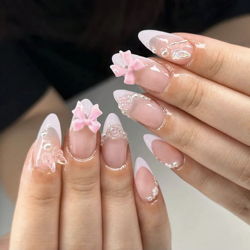 Kunstnagelset mit romantischen Blüten- und Glitzerakzenten Karnz