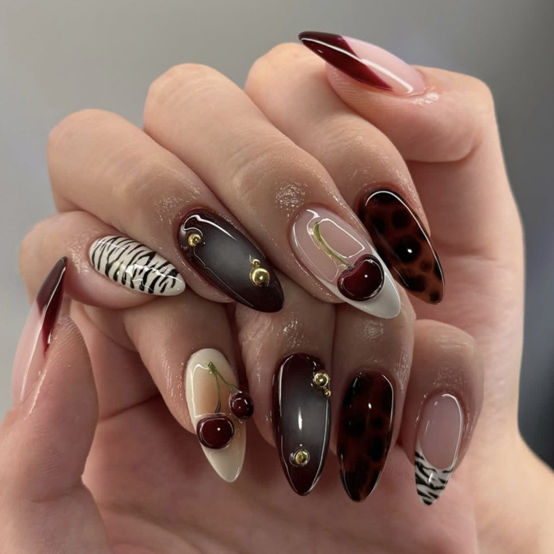Elegante Kunstnägel mit floralen Akzenten Karnz