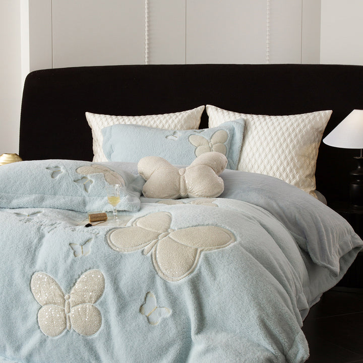 Kuschelige Bettwäsche- und Wohndecken-Garnitur mit applizierten Schmetterlingsapplikationen und samtiger Microfleece-Optik