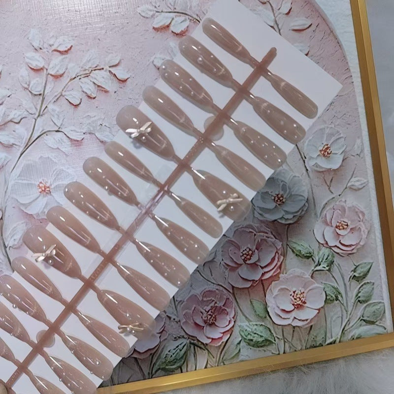 Elegante künstliche Nagelspitzen mit Perlendetails Karnz