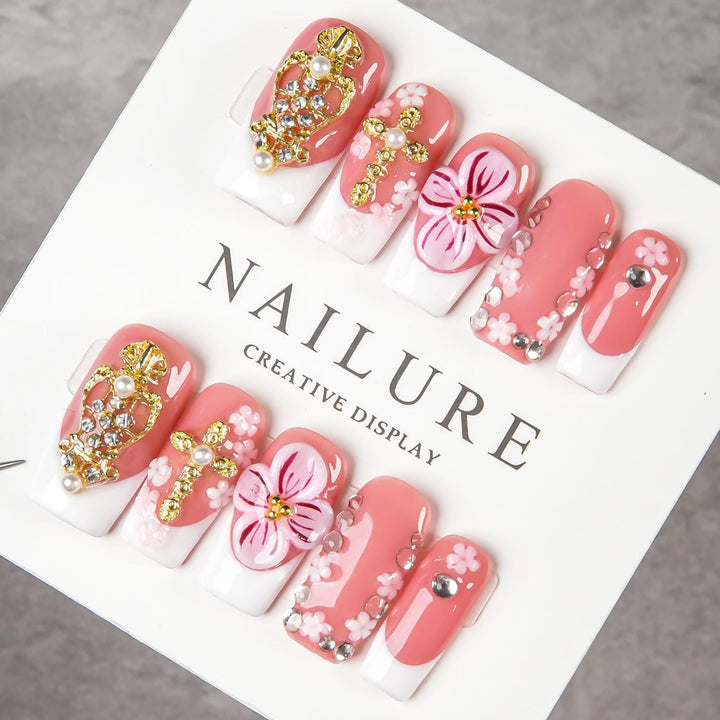 Dekoratives Press-On Nagelkunstset mit floralen Akzenten