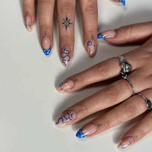 Künstlerische Stiletto Press-On Nägel mit dekorativen blauen Elementen Karnz