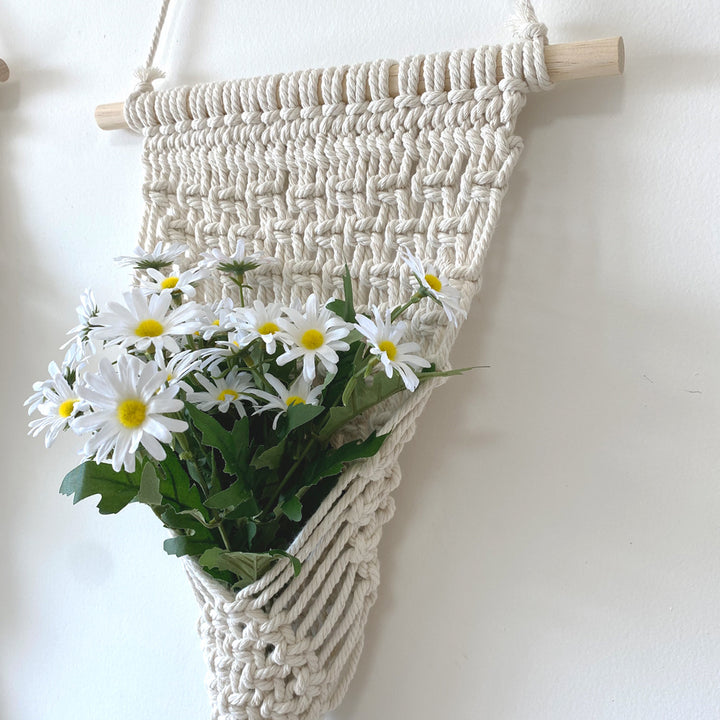 Dekorative Makramee Wandbehang mit eleganten Fransenquasten Karnz