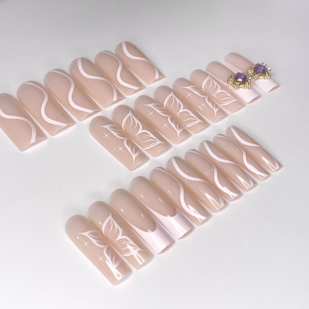 Verschnörkelte florale Nagelverlängerungen Karnz
