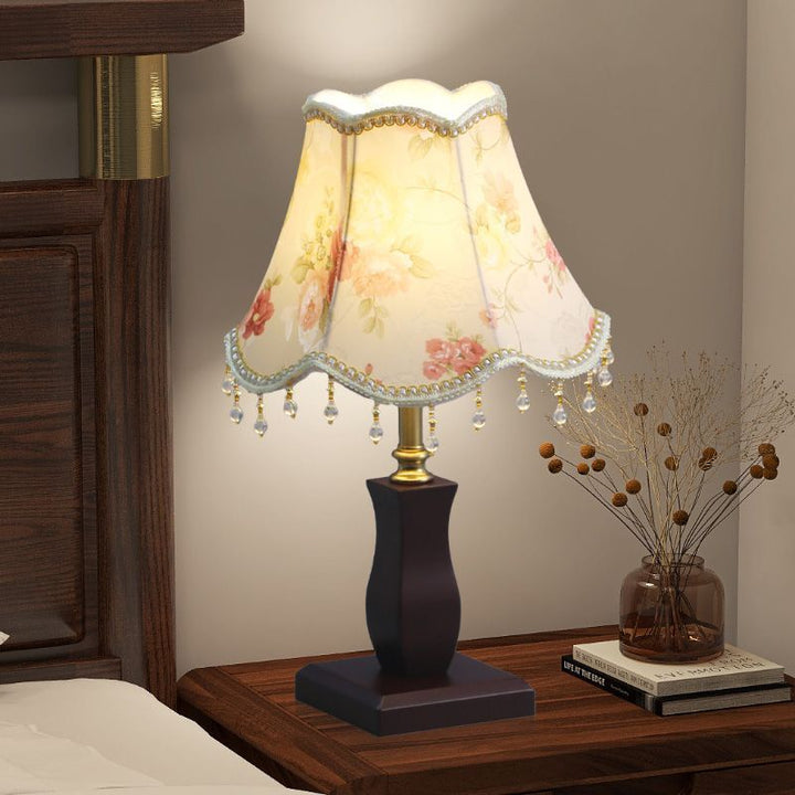 Elegante Tischlampe mit plissiertem Schirm
