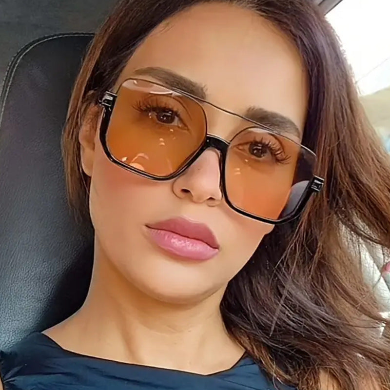 Damen quadratische Sonnenbrille mit transparentem Rahmen und grün getönten Gläsern Karnz
