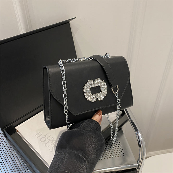 Elegante Handtasche mit Kettendetail für den Abend