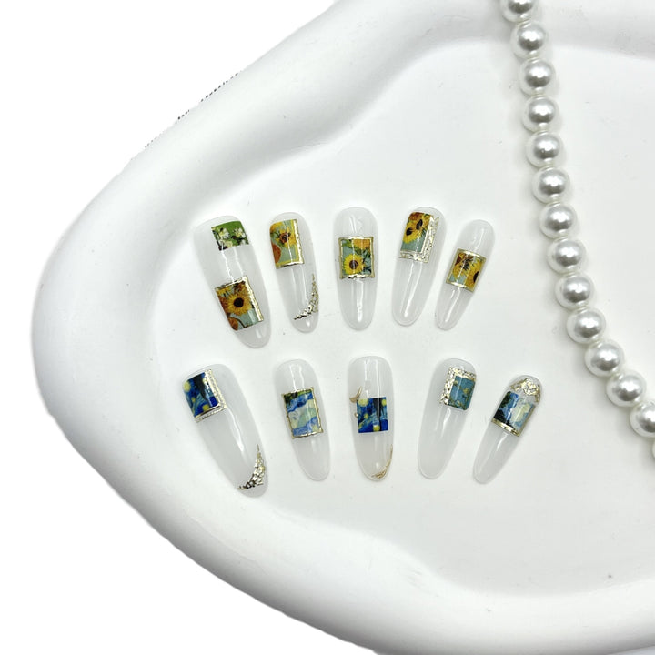 Künstlerisches Press-On Nagelset mit floralen und landschaftlichen Designs