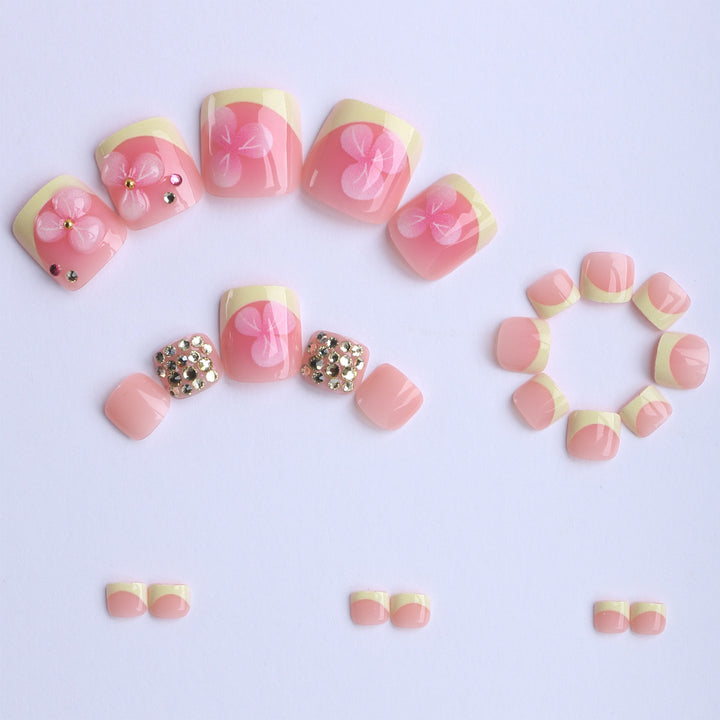 Künstliche Nagelverlängerungen mit Blüten-Design und Glitzerakzenten Karnz