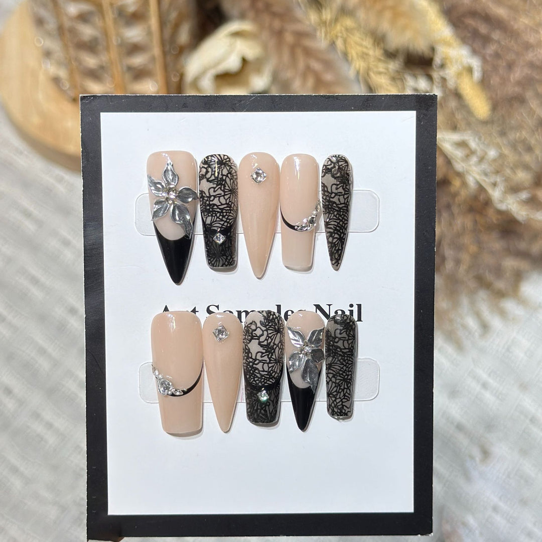 Künstlerisches Stiletto Press-On Nagelset mit floralem Akzent Karnz